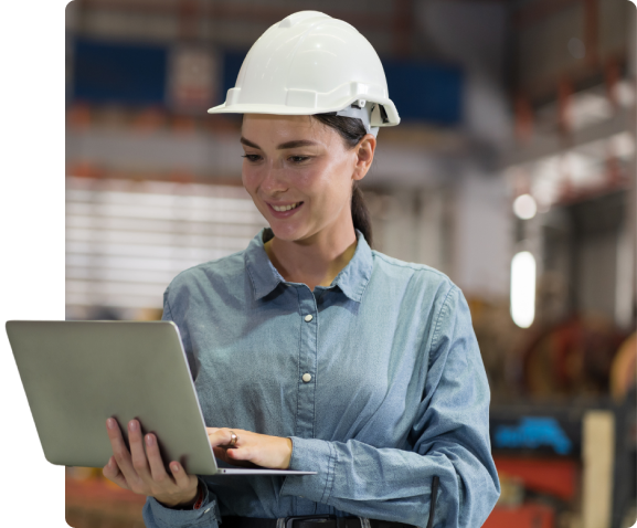 Mulher do setor industrial segurando notebook