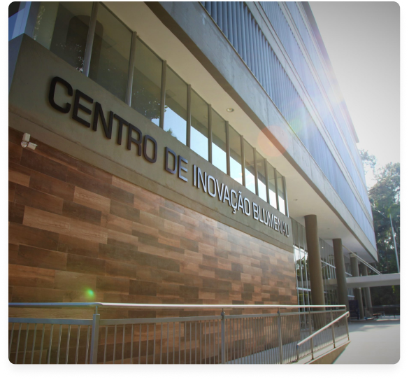 Frente do Centro de Inovação de Blumenau