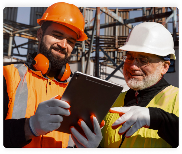 Homens do setor industrial sorrindo segurando tablet