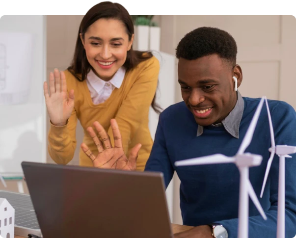 Homem e mulher realizando reunião em frente ao notebook