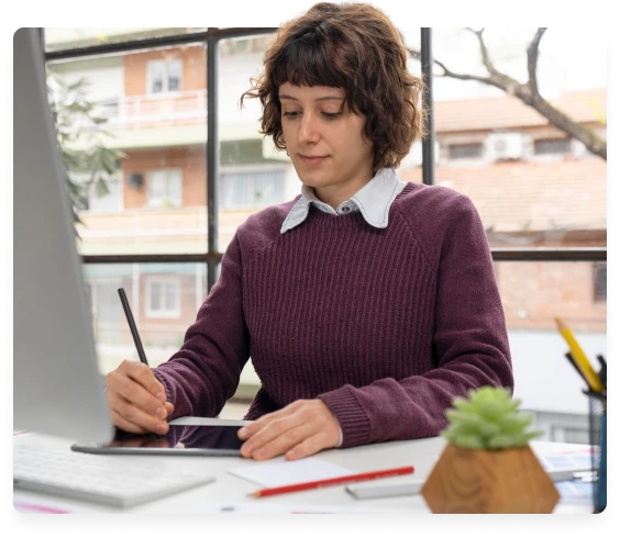 Mulher em frente ao computador personalizando treinamentos