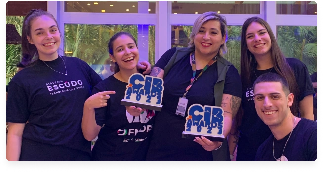 Defenders segurando os prêmios do CIB Awards
