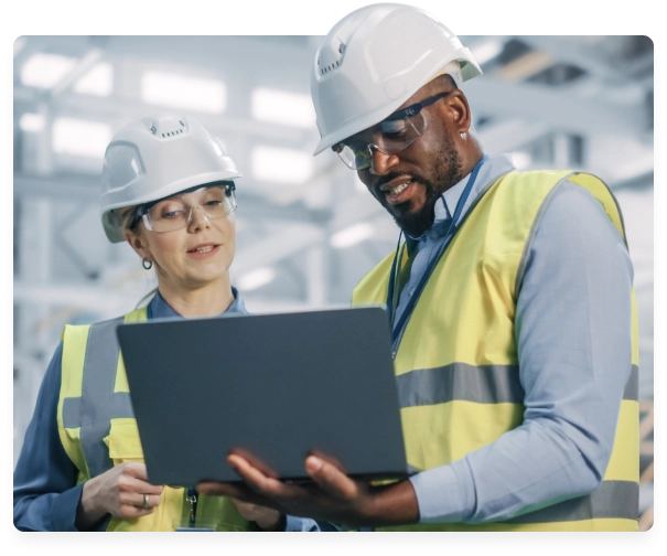 Homem e mulher do setor industrial segurando notebook