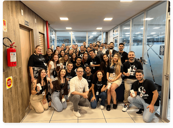 Time da Sistema Escudo reunidos em frente ao escritório