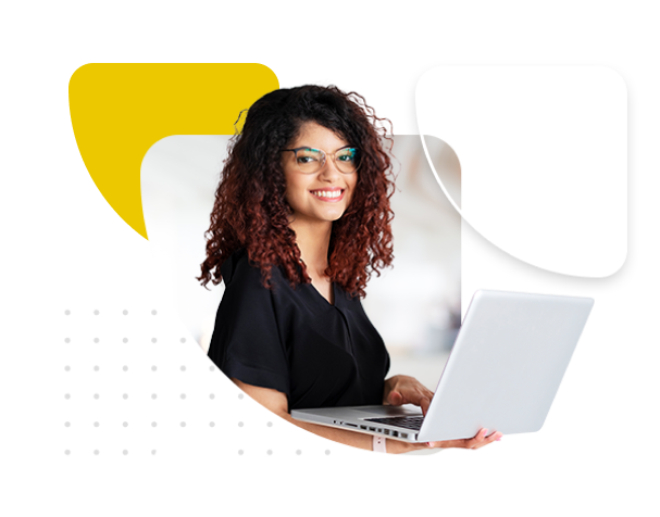 Mulher sorrindo e segurando notebook dentro de uma moldura que é o logo do LMS Evolke