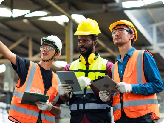 Equipe do setor industrial sendo capacitada para garantir a segurança ocupacional
